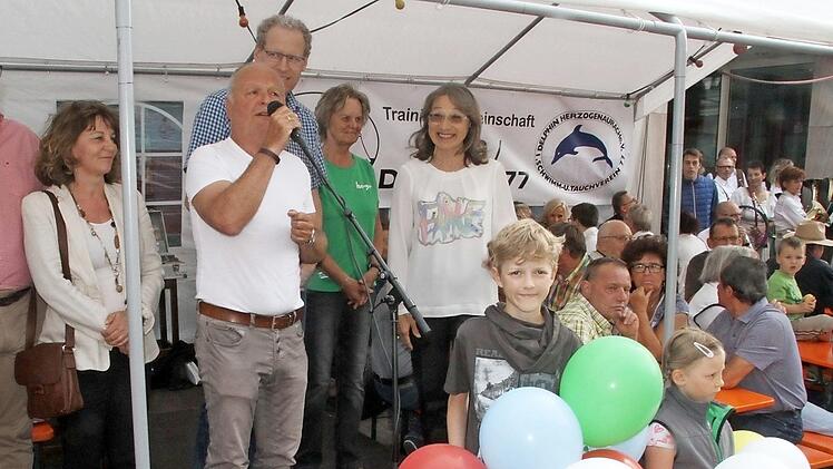 Ronja und Felix hörten sich erst geduldig die Eröffnungsreden an, dann durften sie die Ballons in den Himmel entlassen. Fotos: Michael Busch