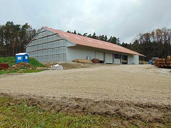 Eine neue Hopfenhalle wurde oberhalb der Grundschule am Ortsende Igensdorf Richtung Stöckach gebaut.  Im oberen Bereich wurden die beschädigten Feldwege bereits ausgebessert. Foto: Petra Malbrich
