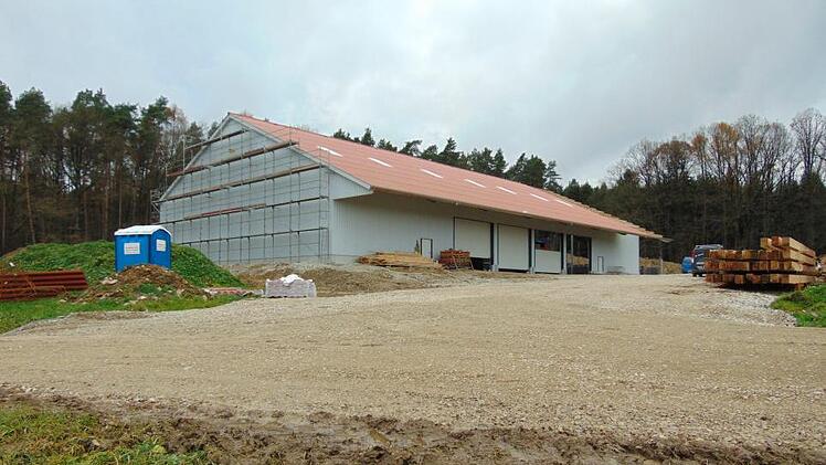 Eine neue Hopfenhalle wurde oberhalb der Grundschule am Ortsende Igensdorf Richtung Stöckach gebaut.  Im oberen Bereich wurden die beschädigten Feldwege bereits ausgebessert. Foto: Petra Malbrich