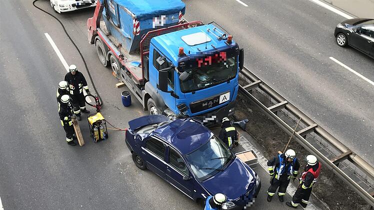Auf der Südwesttangente in Nürnberg-Schweinau kollidiert ein Laster mit einem Auto. Der Wagen fängt Feuer.   Darin sitzt noch eine schwer verletzte Frau. Foto: News5/Kraußer
