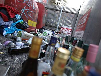 Viel Platz war rund um die Altglascontainer am Kronacher Kaulanger-Parkplatz am Montagmorgen nicht mehr. Foto: Marian Hamacher