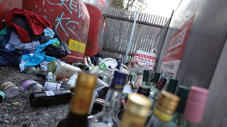 Viel Platz war rund um die Altglascontainer am Kronacher Kaulanger-Parkplatz am Montagmorgen nicht mehr. Foto: Marian Hamacher