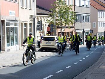 Radverkehrsplaner Fritz Hebert führte auf dem Fahrrad die Jury durch die Stadt. Gerd Landgraf