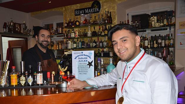 Sami Alijaj (links), der Wirt der "Herzo-Bar", ist stolz auf seinen Neffen und Azubi Adem.  Foto: Bernhard Panzer