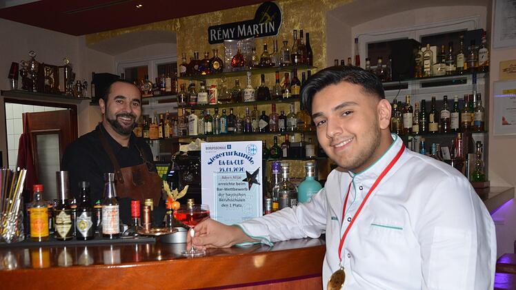Sami Alijaj (links), der Wirt der "Herzo-Bar", ist stolz auf seinen Neffen und Azubi Adem.  Foto: Bernhard Panzer