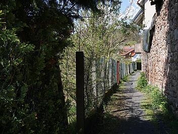 Der Weg entlang der Stadtmauer soll verbreitert werden - aber nur an den Stellen, an denen Grundstückseigentümer Fläche zur Verfügung stellen.
