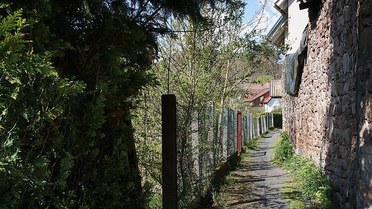 Der Weg entlang der Stadtmauer soll verbreitert werden - aber nur an den Stellen, an denen Grundstückseigentümer Fläche zur Verfügung stellen.