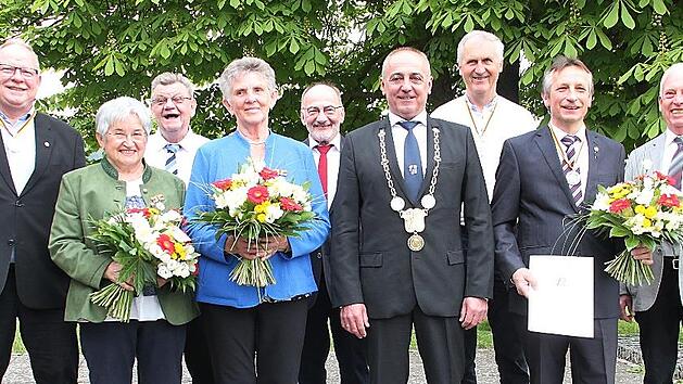 Fünf Marathonläufer des Ehrenamtes und drei langjährige Gemeinderäte wurden bei der Festsitzung des Gemeinderates im katholischen Pfarrjugendheim geehrt. Das Foto zeigt (von links) Karlheinz Hofmann, Maria Winkler, Reinhold Hüttner, Stefanie Deuerling, Robert Wilm, Bürgermeister Robert Hümmer, Maximilian Deuber, Hans-Werner Schuster und Josef Schießl.