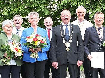 Fünf Marathonläufer des Ehrenamtes und drei langjährige Gemeinderäte wurden bei der Festsitzung des Gemeinderates im katholischen Pfarrjugendheim geehrt. Das Foto zeigt (von links) Karlheinz Hofmann, Maria Winkler, Reinhold Hüttner, Stefanie Deuerling, Robert Wilm, Bürgermeister Robert Hümmer, Maximilian Deuber, Hans-Werner Schuster und Josef Schießl.