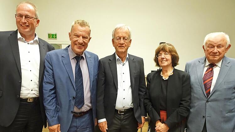 Das Bild zeigt die Diskussionsteilnehmer (von links nach rechts): Hans-Peter Lechner, Professor für Sinologie Michael Lackner, Heinrich von Pierer, Kreisvorsitzende Christa Matschl und Günther Beckstein.