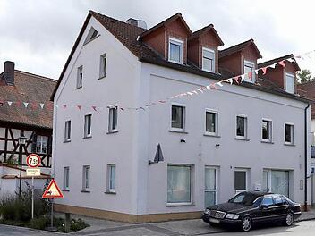 Das Haus in der Hauptstraße 4 in Memmelsdorf bringt alle Voraussetzungen für ein künftiges Seniorenzentrum mit. Foto:  Matthias Hoch