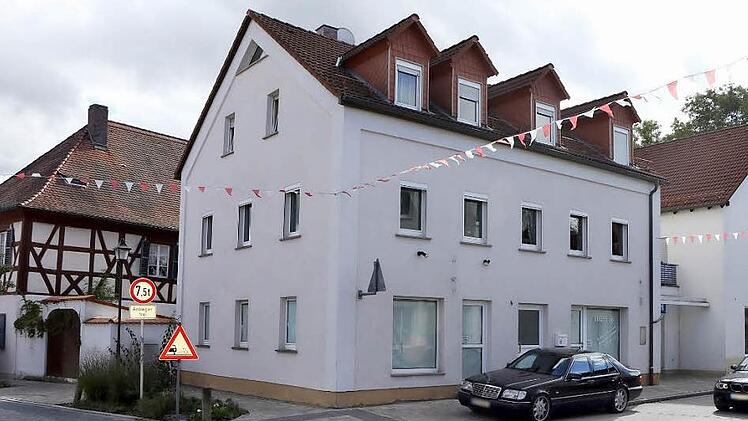 Das Haus in der Hauptstraße 4 in Memmelsdorf bringt alle Voraussetzungen für ein künftiges Seniorenzentrum mit. Foto:  Matthias Hoch