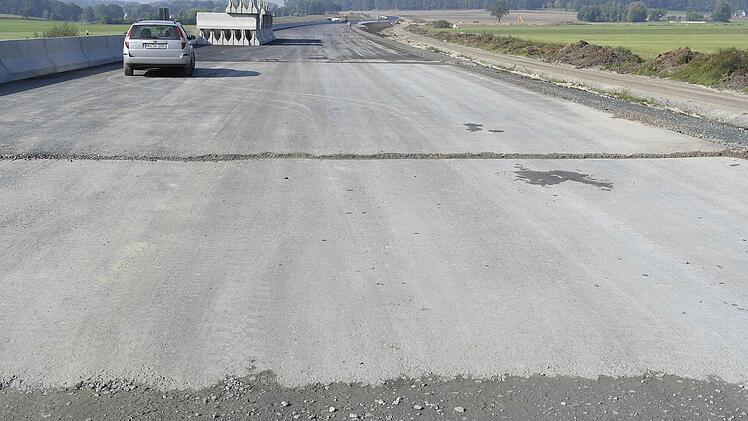 Von der Frostschutz- bis zur Tragschicht ist hier der Aufbau der Fahrbahn gut zu erkennen.