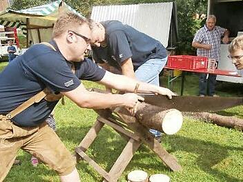 Mario Löffler (links) und Johannes Wachter mussten sich an der Ziehsäge ins Zeug legen, hier beobachtet von Klaus Dressel (hinten links) und Hans Josef Kopp. Foto: K.- H. Hofmann