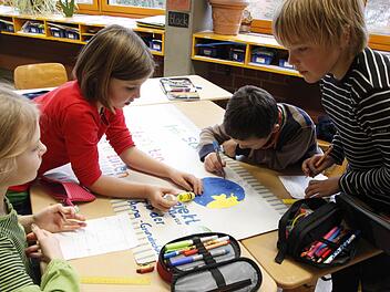 Mit selbst gestalteten Plakaten weisen die Anna-Grundschüler der Klasse 4b eindringlich auf den Umweltschutz hin. Foto: Jennifer Hauser