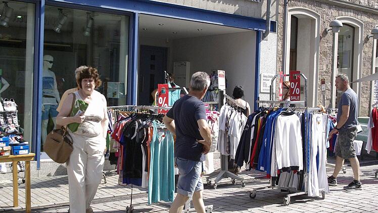Günstige Sommerware war bei 39 Grad im Blick der Hamma Damma-Besucher - so sie denn unterwegs sind. Foto: Winfried Ehling