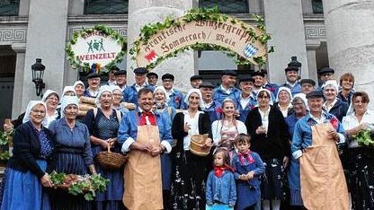 Das gab's noch nie:  Sommeracher Winzer zogen im Regen auf die Wiesn