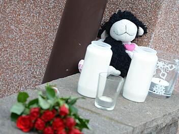 Kinder haben oft einen anderen Weg zu trauern, aber es ist wichtig, die Trauer zuzulassen und mit ihnen darüber zu reden. Das machte Gabriela Amon in einem Infoabend für Eltern deutlich. Symbolbild: Arne Dedert/dpa