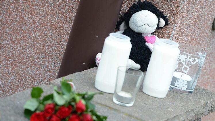 Kinder haben oft einen anderen Weg zu trauern, aber es ist wichtig, die Trauer zuzulassen und mit ihnen darüber zu reden. Das machte Gabriela Amon in einem Infoabend für Eltern deutlich. Symbolbild: Arne Dedert/dpa