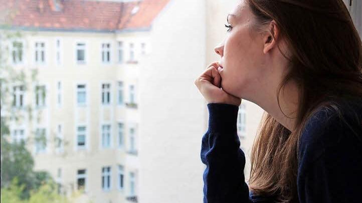 "Es ist wichtig, dass du gehört wirst", sagt Gabriele Morath jungen Erwachsenen, die unsicher und voller Versagensängste stecken. Wird es für sie eng, unterstützt die Weihnachtshilfe. Foto: Mascha Brichta/dpa/Symbolfoto