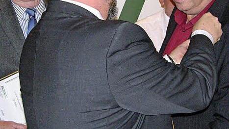 Der stellvertretende Vorsitzende des Bezirks Bayern, Bernd Seubert, zeichnet Roland Müller für 40 Jahre Gewerkschaftstreue aus. Links im Bild ist Peter Bär, der seit 25 Jahren GDL-Mitglied ist.  Foto: kos