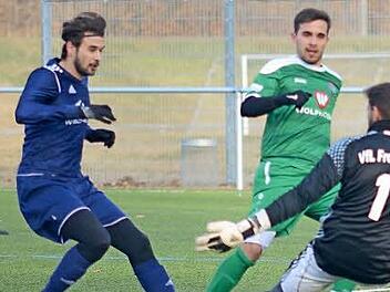 Daniel Alles (blaues Trikot, links) und Jannik Schmidt (rechts, im März 2013 im Trikot des FC Coburg gegen Hakan Bozkaya vom FC Lichtenfels) wechseln vom Bayernligisten VfL Frohnlach am Saisonende zum FC Coburg. Die beiden Offensivspieler des TSV Mönchröden (kleine Fotos in der Mitte, oben Steffen Hübner und unten Philipp Walter mit Yannik Späth) verlassen die "Mönche" in Richtung Kreisklassist TSV Grub am Forst beziehungsweise A-Klassisten FC Haarbrücken.  Fotos: CT-Archiv
