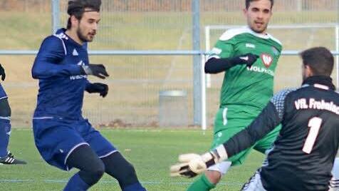 Daniel Alles (blaues Trikot, links) und Jannik Schmidt (rechts, im März 2013 im Trikot des FC Coburg gegen Hakan Bozkaya vom FC Lichtenfels) wechseln vom Bayernligisten VfL Frohnlach am Saisonende zum FC Coburg. Die beiden Offensivspieler des TSV Mönchröden (kleine Fotos in der Mitte, oben Steffen Hübner und unten Philipp Walter mit Yannik Späth) verlassen die "Mönche" in Richtung Kreisklassist TSV Grub am Forst beziehungsweise A-Klassisten FC Haarbrücken.  Fotos: CT-Archiv