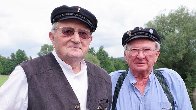 Aufmerksame Beobachter der Floßfahrten waren (von links) der Unterrodacher Ehrenvorsitzende Dieter Murmann sowie Ehrenfloßmeister Andreas Müller aus Wallenfels. Beide sind Urgesteine der Frankenwaldflößerei und haben sich enorme Verdienste um den Fortbestand der Flößerei im Landkreis Kronach erworben. Foto: Gerd Fleischmann