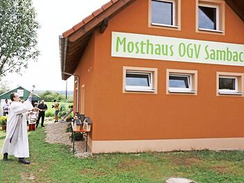 Pater Stefan segnet das Mosthaus des Sambacher Obst- und Gartenbauvereins.  Foto: Evi Seeger