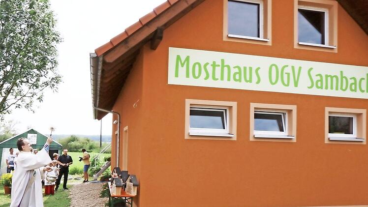Pater Stefan segnet das Mosthaus des Sambacher Obst- und Gartenbauvereins.  Foto: Evi Seeger