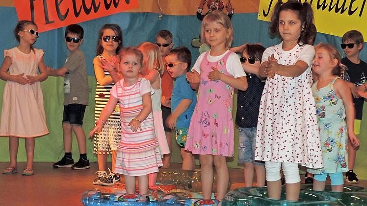 Die "Minis" bei ihrem Auftritt zum Schlager "Honolulu-Strand-Bikini"