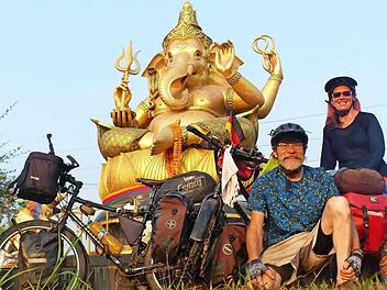 Im Zeichen von Ganesha. Am fr&uuml;hen Morgen treffen die Wagners in Thailand auf den wundersch&ouml;nen Elefantengott. Fotos: privat