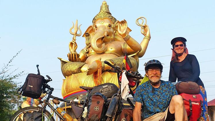 Im Zeichen von Ganesha. Am fr&uuml;hen Morgen treffen die Wagners in Thailand auf den wundersch&ouml;nen Elefantengott. Fotos: privat