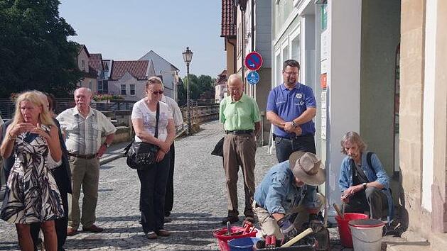Gunter Demnig verlegt einen Stolperstein in der Adolf-Kolping-Stra&szlig;e&nbsp;8 f&uuml;r Julius Strau&szlig;.Heike Sch&uuml;lein