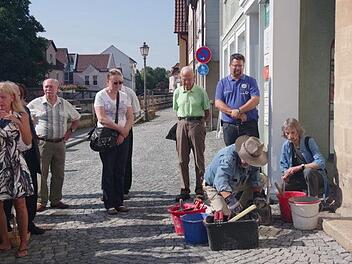 Gunter Demnig verlegt einen Stolperstein in der Adolf-Kolping-Straße 8 für Julius Strauß.Heike Schülein
