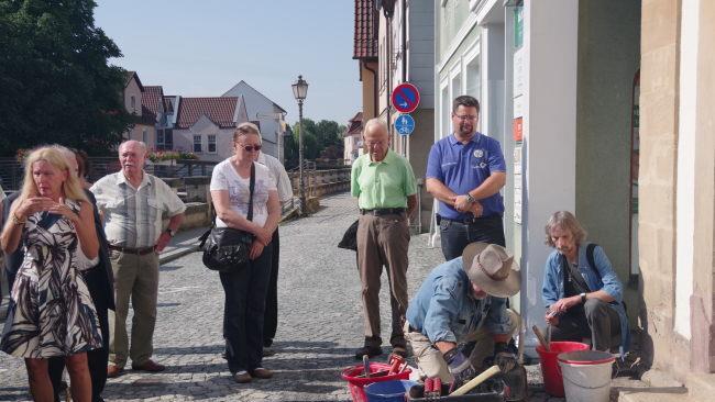 Gunter Demnig verlegt einen Stolperstein in der Adolf-Kolping-Straße 8 für Julius Strauß.Heike Schülein