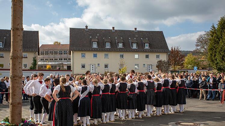 Die Kirmespaare tanzen um den Plobaum. Sebastian Wirth