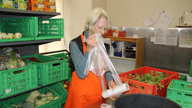 Jutta Leitenberger verpackt Radieschen. Johannes Schlereth