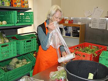Jutta Leitenberger verpackt Radieschen. Johannes Schlereth