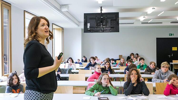 Soziologin Regina Neumann stellt den Kindern Quizfragen. Barbara Herbst