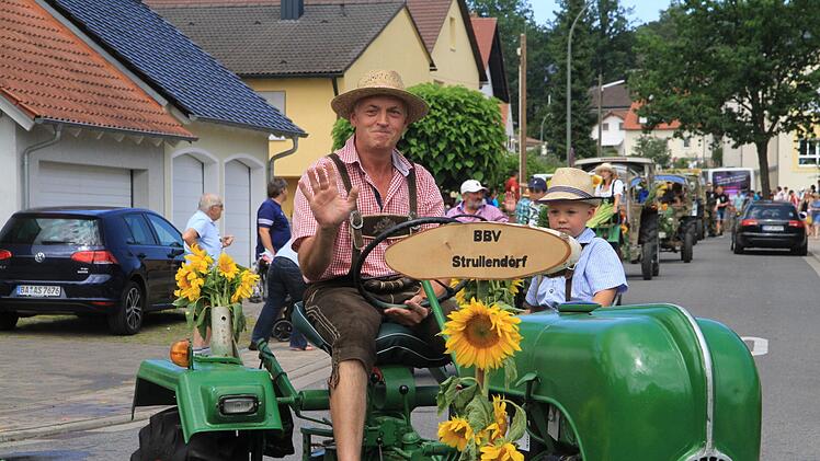Die Landwirte-Bulldog-Oldtimerparade wurde von Johann Schwarzmann angeführt. Foto: Bertram Wagner
