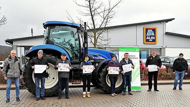 Landwirte aus dem Kulmbacher Land protestierten vor der Aldi-Filiale in Himmelkron mit einem Schlepper und Plakaten gegen die Werbeaktionen des Discounters. Mit dabei waren auch der Kulmbacher BBV-Obmann Wilfried Löwinger und Kreisbäuerin Beate Opel (Dritter und Vierte von links).