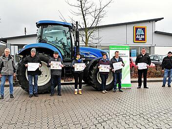 Landwirte aus dem Kulmbacher Land protestierten vor der Aldi-Filiale in Himmelkron mit einem Schlepper und Plakaten gegen die Werbeaktionen des Discounters. Mit dabei waren auch der Kulmbacher BBV-Obmann Wilfried Löwinger und Kreisbäuerin Beate Opel (Dritter und Vierte von links).