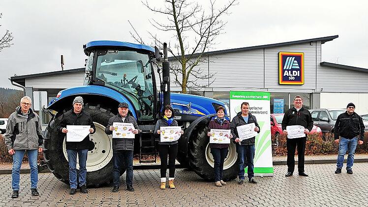 Landwirte aus dem Kulmbacher Land protestierten vor der Aldi-Filiale in Himmelkron mit einem Schlepper und Plakaten gegen die Werbeaktionen des Discounters. Mit dabei waren auch der Kulmbacher BBV-Obmann Wilfried Löwinger und Kreisbäuerin Beate Opel (Dritter und Vierte von links).