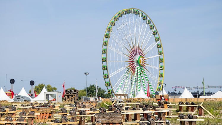 Unfall bei Feuerwerk - Verletzte auf Rheinkirmes