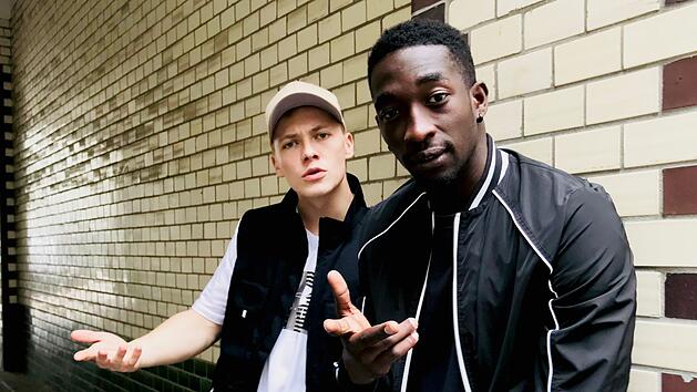 Dennis (Julius Nitschkoff, links) muss seinem besten Freund Babtou (Farba Dieng) aus der Patsche helfen: Weil er sich nach seiner Haftentlassung wieder strafbar macht, soll er in den Senegal abgeschoben werden.