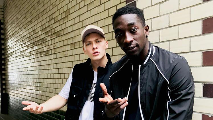Dennis (Julius Nitschkoff, links) muss seinem besten Freund Babtou (Farba Dieng) aus der Patsche helfen: Weil er sich nach seiner Haftentlassung wieder strafbar macht, soll er in den Senegal abgeschoben werden.