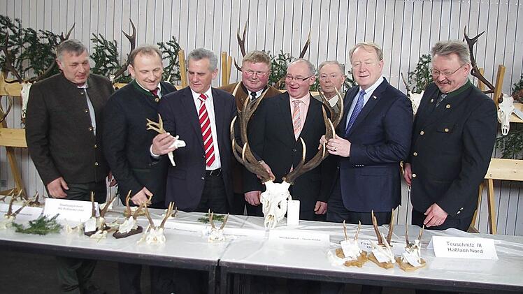 Kreisjagdberater Winfried Wachter, Kreisvorsitzender Bernhard Schmitt, Landrat Oswald Marr, Rothenkirchens Hegegemeinschaftsleiter Reinhold Heinlein, Kreisobmann Erwin Schwarz, Hermann Erlmann, MdB Hans Michelbach und Pressigs Bürgermeister Hans Pietz (von links) waren von den Ausstellungstücken der Hegeschau beeindruckt.