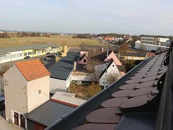 Blick von der Fortuna Kulturfabrik in Höchstadt: Die Gebäude auf dem Areal nebenan sollen dem neuen Einkaufszentrum mit Edeka-Markt, Rossmann-Drogerie, Bäckerei-Cafe und Textilgeschäft weichen. Foto: Christian Bauriedel