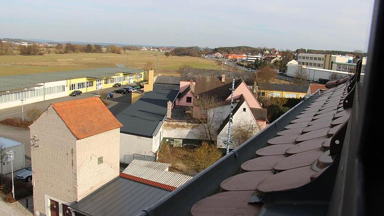 Blick von der Fortuna Kulturfabrik in Höchstadt: Die Gebäude auf dem Areal nebenan sollen dem neuen Einkaufszentrum mit Edeka-Markt, Rossmann-Drogerie, Bäckerei-Cafe und Textilgeschäft weichen. Foto: Christian Bauriedel